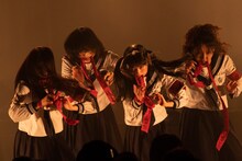 「試験前夜」をパフォーマンスする新しい学校のリーダーズ。（Photo by Junpei Kawahata）