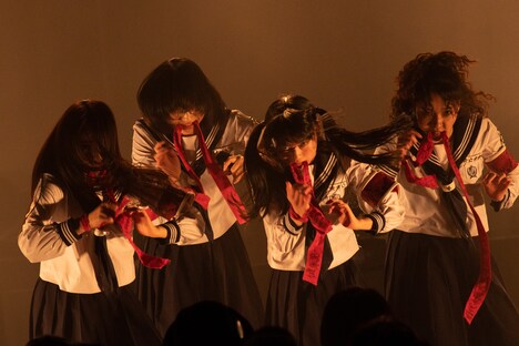「試験前夜」をパフォーマンスする新しい学校のリーダーズ。(Photo by Junpei Kawahata)