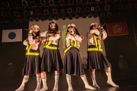 「Intergalactic AGmix」をパフォーマンスする新しい学校のリーダーズ。（Photo by Junpei Kawahata）