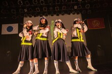 「Intergalactic AGmix」をパフォーマンスする新しい学校のリーダーズ。（Photo by Junpei Kawahata）