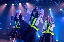 「Intergalactic AGmix」をパフォーマンスする新しい学校のリーダーズ。（Photo by Junpei Kawahata）