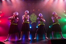 「Intergalactic AGmix」をパフォーマンスする新しい学校のリーダーズ。（Photo by Junpei Kawahata）