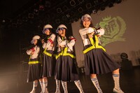 「Intergalactic AGmix」をパフォーマンスする新しい学校のリーダーズ。（Photo by Junpei Kawahata）