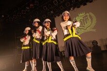 「Intergalactic AGmix」をパフォーマンスする新しい学校のリーダーズ。（Photo by Junpei Kawahata）