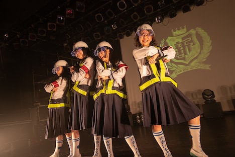 「Intergalactic AGmix」をパフォーマンスする新しい学校のリーダーズ。(Photo by Junpei Kawahata)