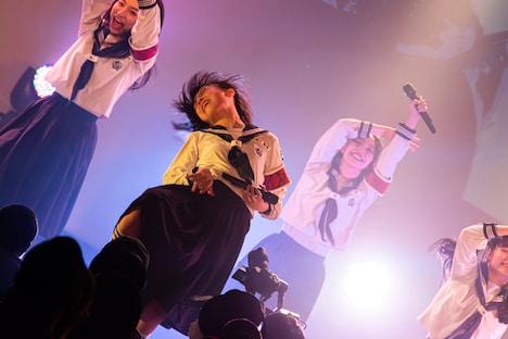 「Free Your Mind」でエアギターを披露するSUZUKA。(Photo by Junpei Kawahata)