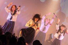 「Free Your Mind」をパフォーマンスする新しい学校のリーダーズ。（Photo by Junpei Kawahata）