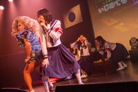 穴野をしる子とコラボする新しい学校のリーダーズ。（Photo by Junpei Kawahata）