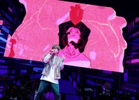 新曲「ズルい幻」を歌うめいちゃん。（Photo by Bromide.jp）