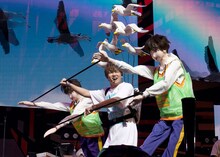 「かもめが翔んだ日」をカバーする“かもめいちゃん”。（Photo by Bromide.jp）