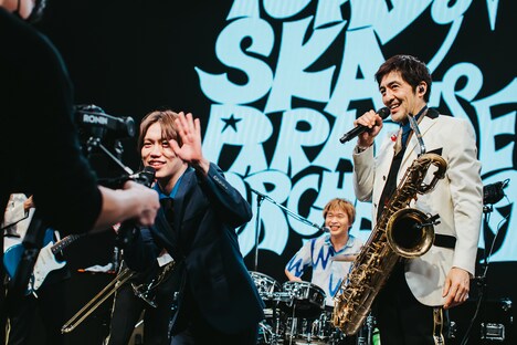 GEN(04 Limited Sazabys)と谷中敦(東京スカパラダイスオーケストラ)(撮影:勝永裕介)