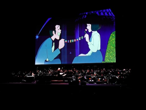 大野雄二「映画『ルパン三世 カリオストロの城』 シネマ・コンサート！ and 大野雄二・ベスト・ヒット・ライブ！」第1部の様子。（撮影：上飯坂一）原作：モンキー・パンチ (c)TMS (c)モンキー・パンチ／TMS・NTV