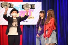 チャンピオンベルトを返還するlyrical schoolチーム。