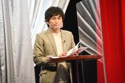 MCの村上純(しずる)。