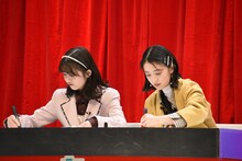 回答を書く東京女子流チーム。