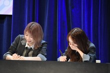 回答を書くAKB48チーム。