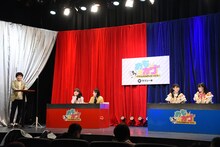 決勝戦の判定結果を待つ東京女子流チームといぎなり東北産チーム。