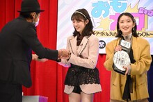 チャンピオンベルトを受け取る東京女子流の新井ひとみと中江友梨。