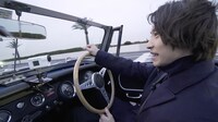 クラシックカーで海沿いをドライブする阿部顕嵐。