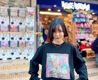 コラボグッズを着用した吉澤嘉代子