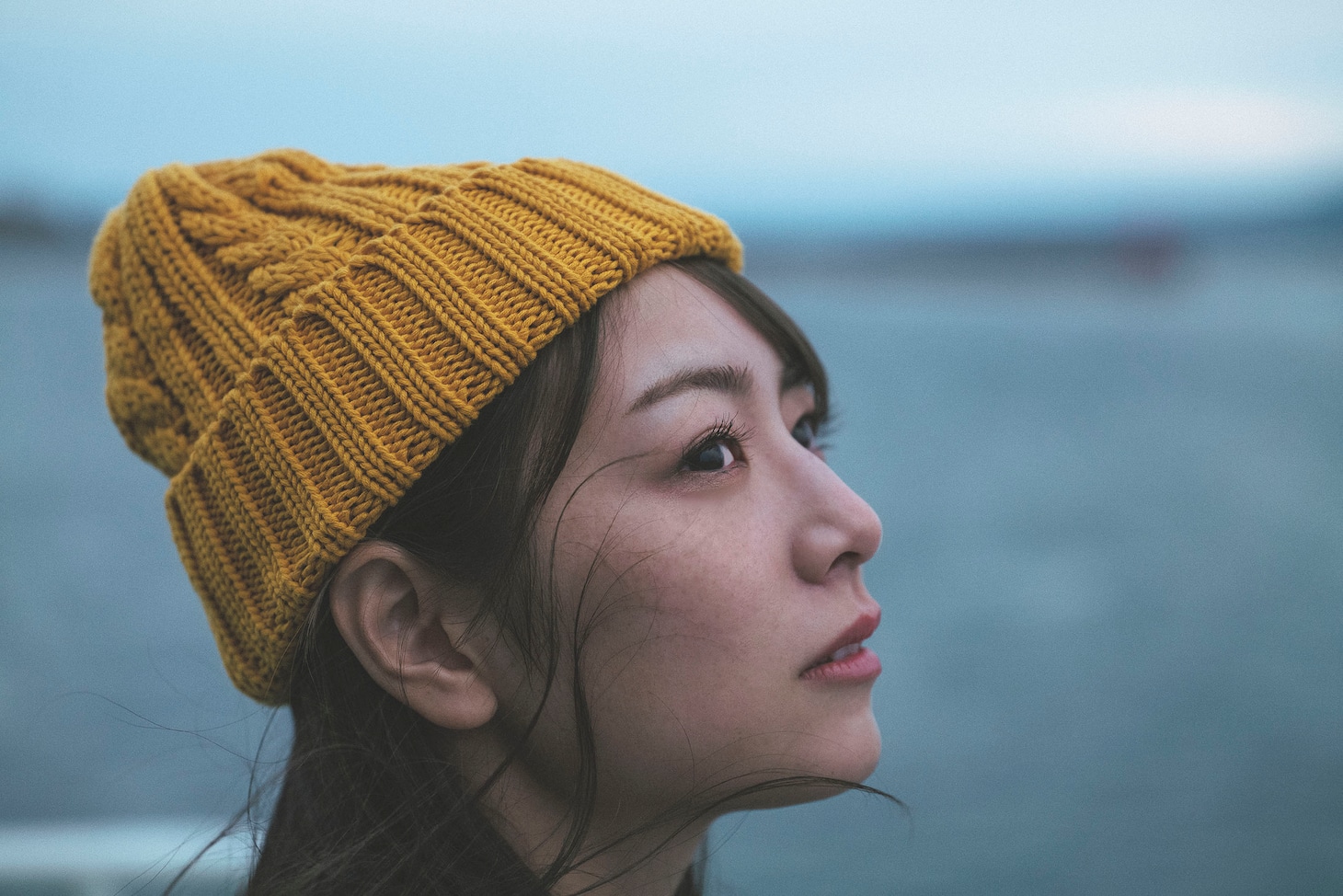 北野日奈子（乃木坂46）「希望の方角」通常版の裏表紙カット。（撮影：藤本和典）