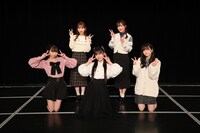 前列左から平野百菜、林美澪、坂本真凛、後列左から熊崎晴香、鎌田菜月。(c)2022 Zest,Inc. / AEI