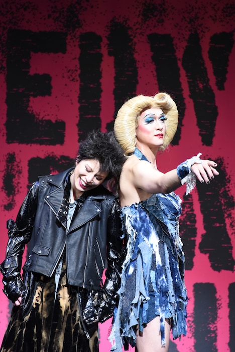 左からさとうほなみ、丸山隆平。