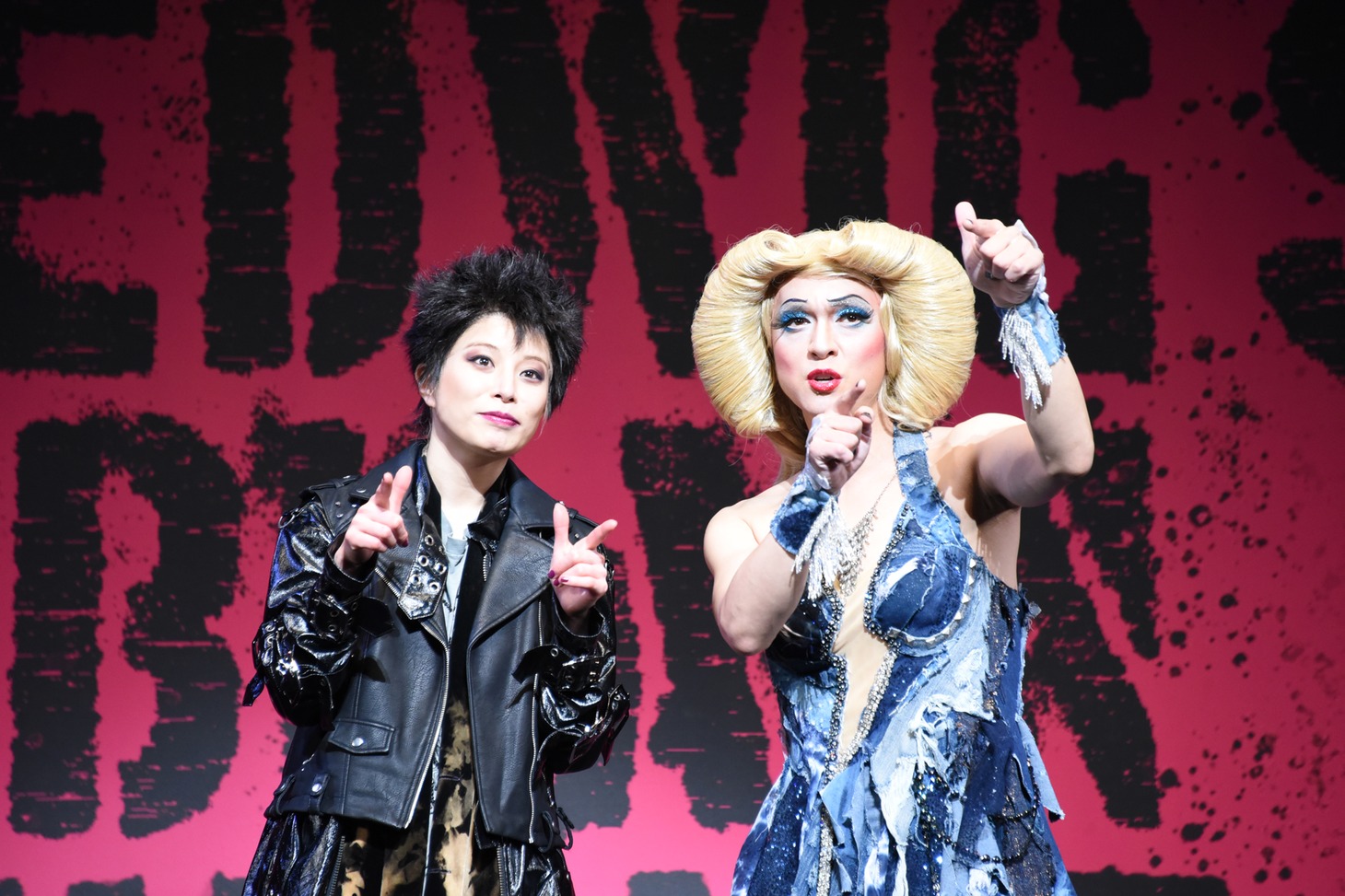 「レンズがグルッて回ったカメラが撮影するから、覚えときなさい」と複数並んだテレビカメラへの目線の向け方をさとうほなみ（左）に教える丸山隆平（右）。