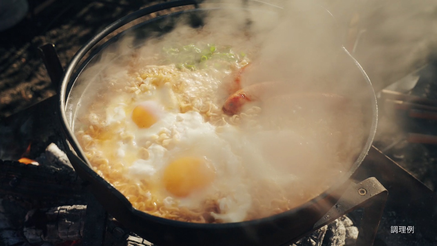 日清食品「チキンラーメン」新CMより。