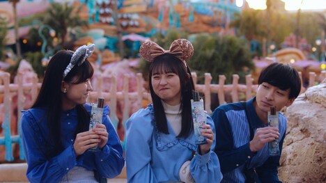 「ディズニー★JCBカード」の新CM「東京ディズニーシー20周年記念カード」編より。(c)Disney