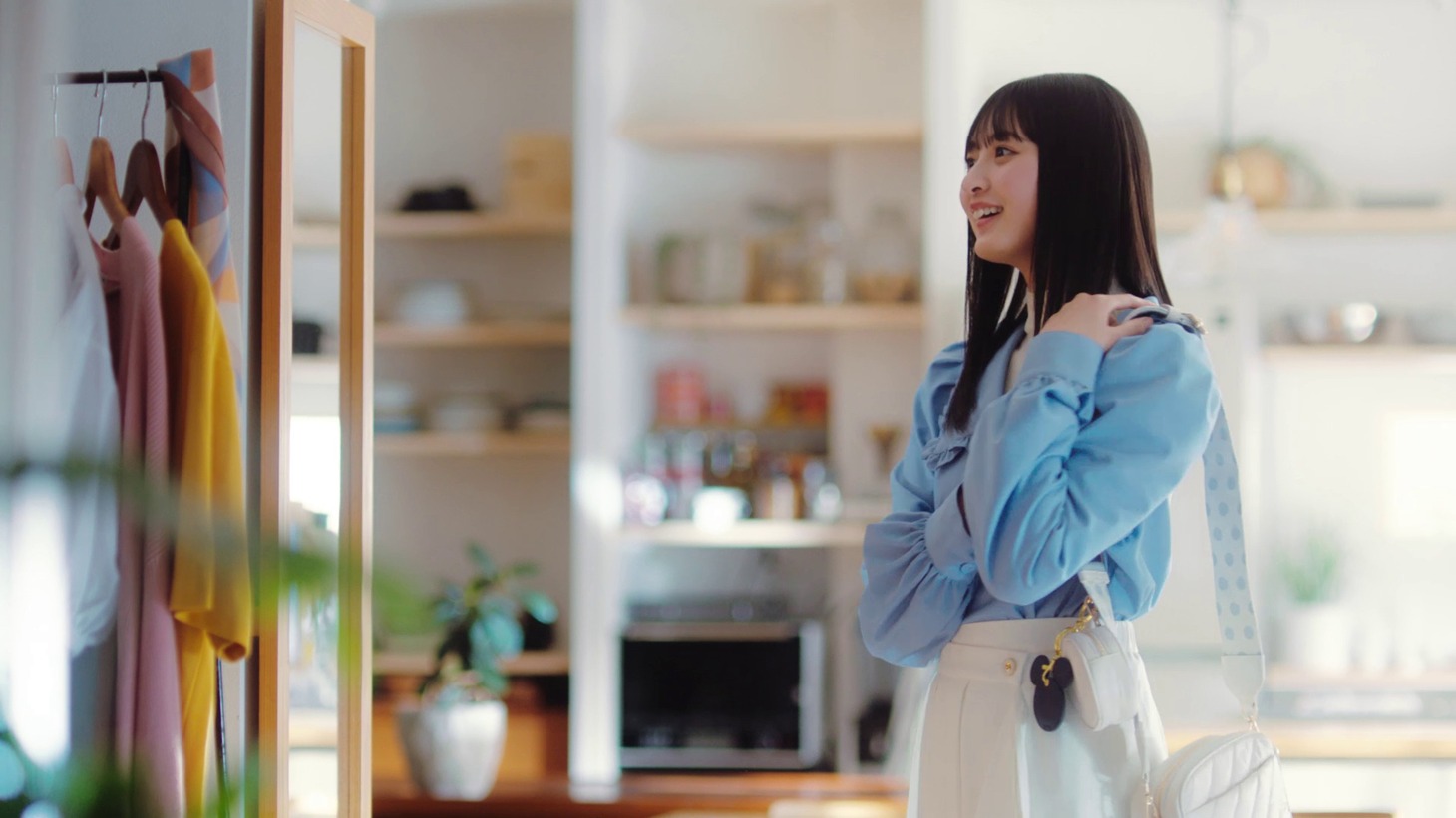 「ディズニー★JCBカード」の新CM「東京ディズニーシー20周年記念カード」編より。(c)Disney