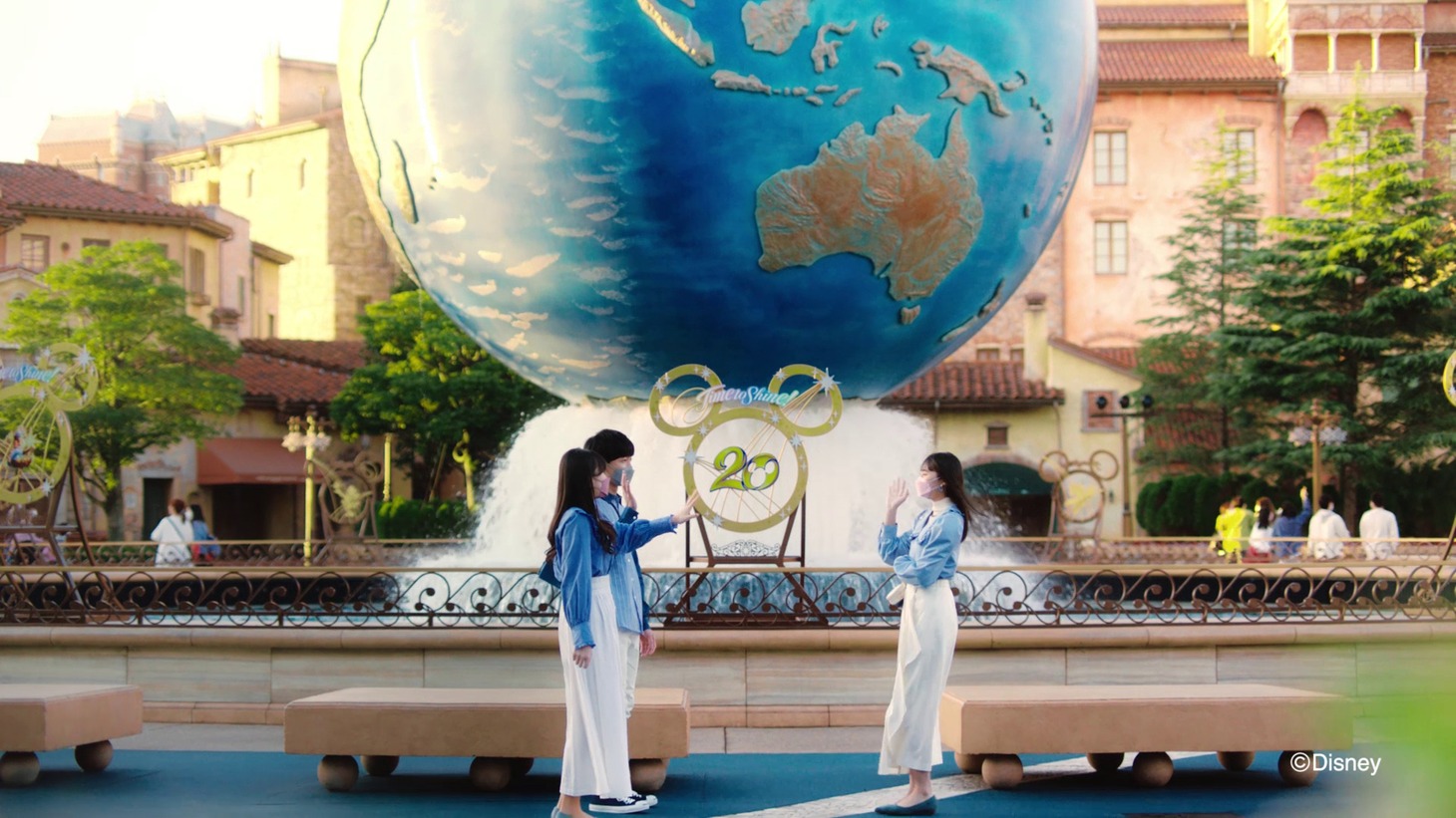 「ディズニー★JCBカード」の新CM「東京ディズニーシー20周年記念カード」編より。(c)Disney