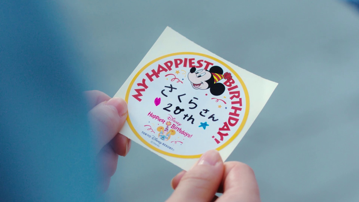 「ディズニー★JCBカード」の新CM「東京ディズニーシー20周年記念カード」編より。(c)Disney