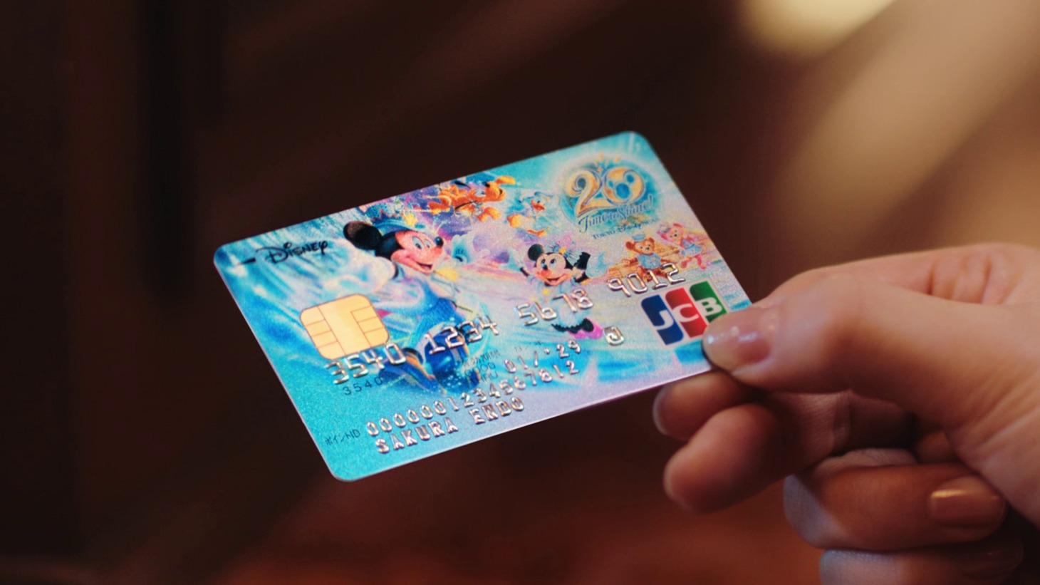 「ディズニー★JCBカード」の新CM「東京ディズニーシー20周年記念カード」編より。(c)Disney