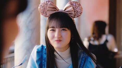 「ディズニー★JCBカード」の新CM「東京ディズニーシー20周年記念カード」編より。(c)Disney