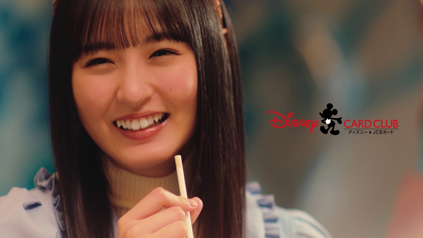 「ディズニー★JCBカード」の新CM「東京ディズニーシー20周年記念カード」編より。(c)Disney
