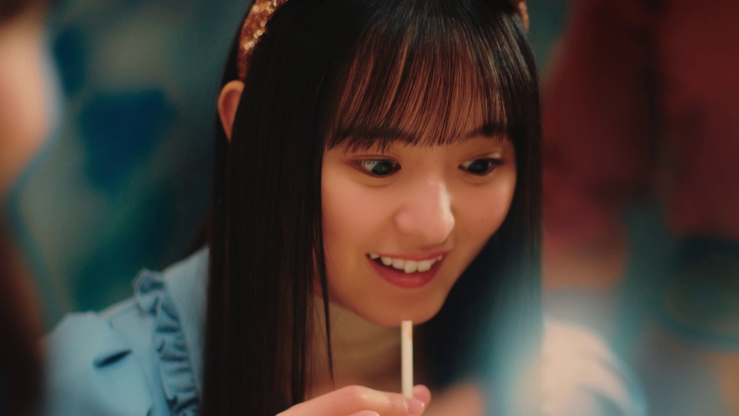 「ディズニー★JCBカード」の新CM「東京ディズニーシー20周年記念カード」編より。(c)Disney