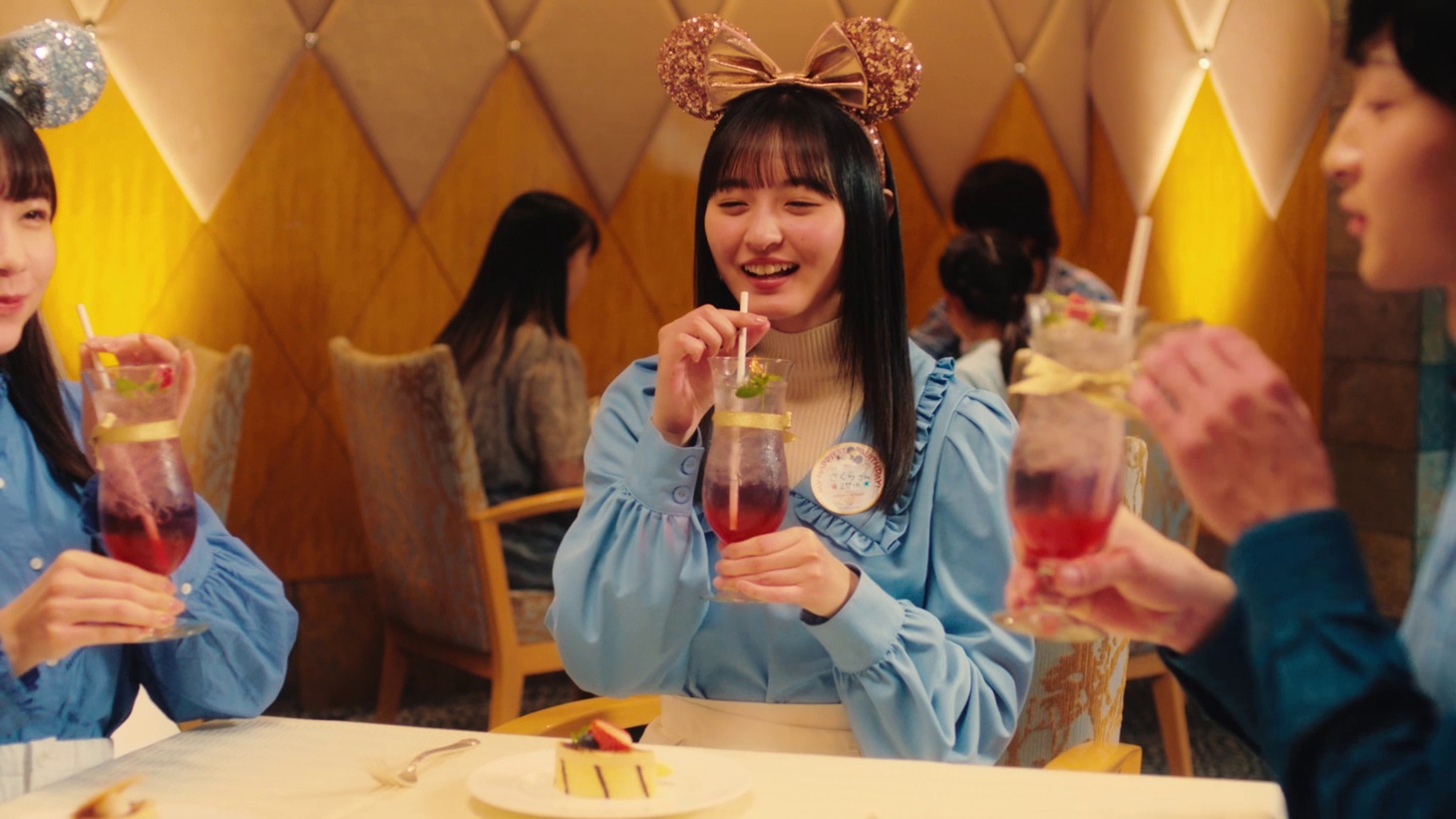 「ディズニー★JCBカード」の新CM「東京ディズニーシー20周年記念カード」編より。(c)Disney