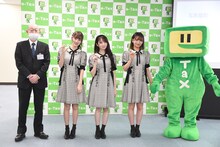 左から神田税務署の署長、音嶋莉沙、大谷映美里、大場花菜、イータ君。