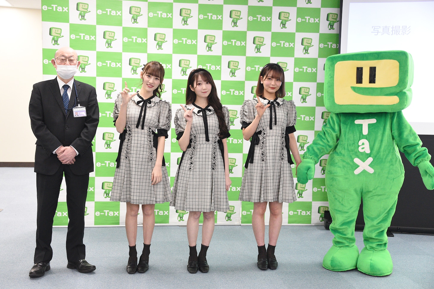 左から神田税務署の署長、音嶋莉沙、大谷映美里、大場花菜、イータ君。