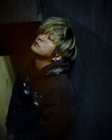 badmood × 9090 Rabbit Hoodie sumi 着用イメージ