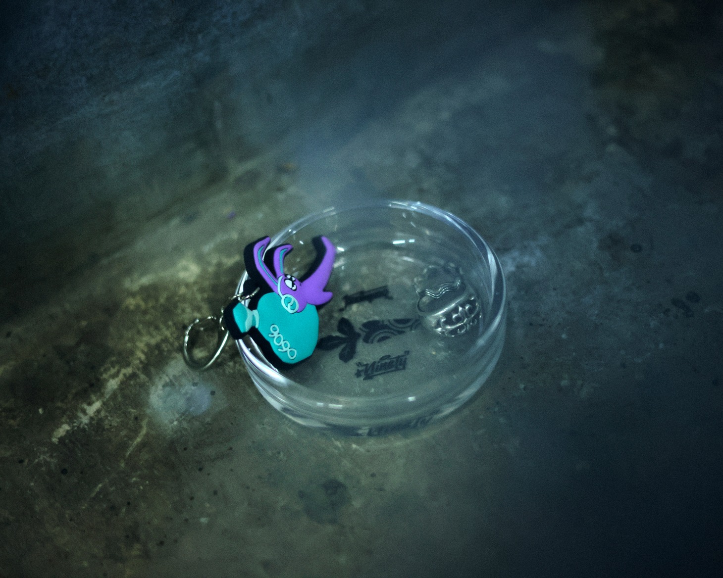 badmood × 9090 Rabbit Rubber Key、Glass ashtrayイメージ