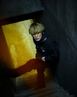 badmood × 9090 Rabbit Hoodie sumi 着用イメージ