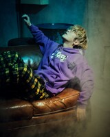 badmood × 9090 Rabbit Hoodie purple着用イメージ