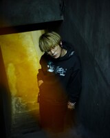badmood × 9090 Rabbit Hoodie sumi 着用イメージ