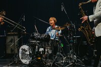 茂木欣一（Dr）（撮影：勝永裕介）