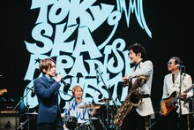 GEN（04 Limited Sazabys）と谷中敦（東京スカパラダイスオーケストラ）。（撮影：勝永裕介）