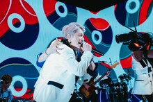 谷中敦（奥 / Baritone Sax）と肩を組む大森はじめ（Per）。（撮影：勝永裕介）