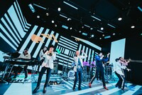 「DOWN BEAT STOMP」のパフォーマンスの様子。（撮影：勝永裕介）