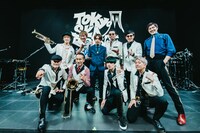 東京スカパラダイスオーケストラとGEN（04 Limited Sazabys）。（撮影：勝永裕介）